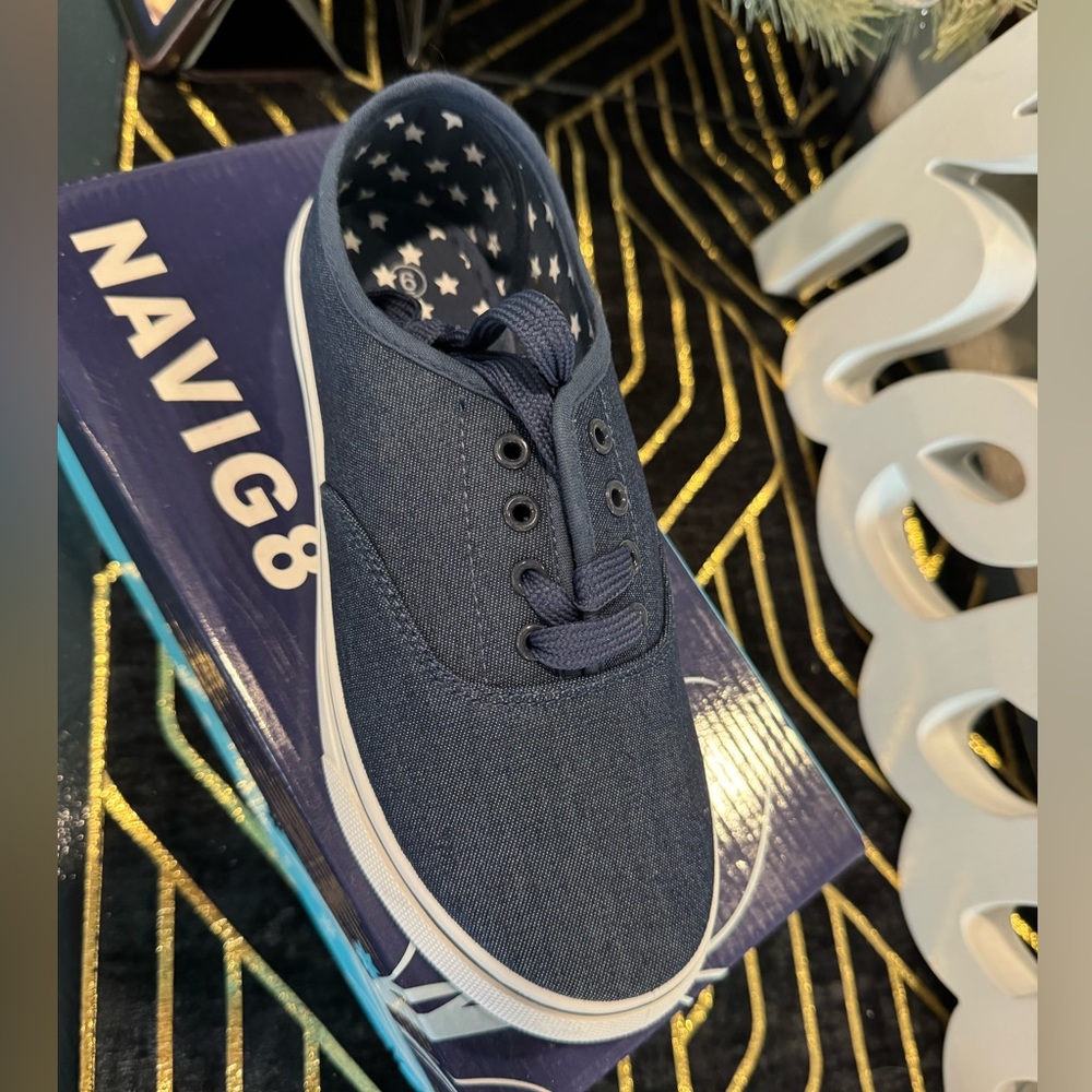 NIB Navig8 blue denim fashion sneaker size 6